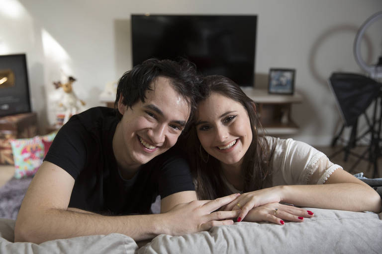 Gabriel Dearo e Manuela Digilio posam para foto em clima de romance