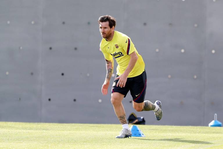 Lionel Messi em treino do Barcelona, que se prepara para a retomada do futebol