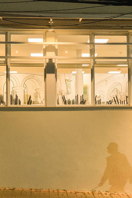 SÃO PAULO / SÃO PAULO / BRASIL - 21 /05/20 - :00h - Ensaio Karime Xavier. Sombra sobre parede de padaria com cadeiras viradas para cima em Perdizes, região oeste de São Paulo.
( Foto: Karime Xavier / Folhapress) . ***EXCLUSIVO***Ciência, Saúde e Equilíbrio