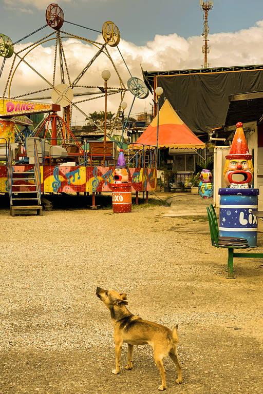 Parque de diversões vazio no bairro Itaim Paulista, zona leste de São Paulo