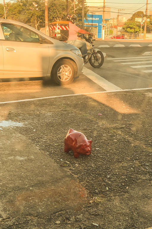 Cofre de porco à venda em farol de rua no bairro do Ipiranga, zona sul de São Paulo