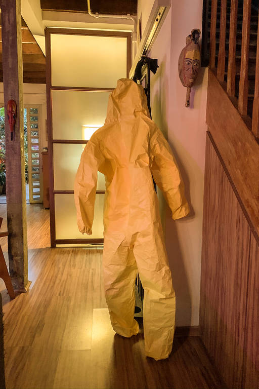 Macacão para proteção à covid 19 na casa da fotógrafa, no bairro de Perdizes , região oeste de São paulo.