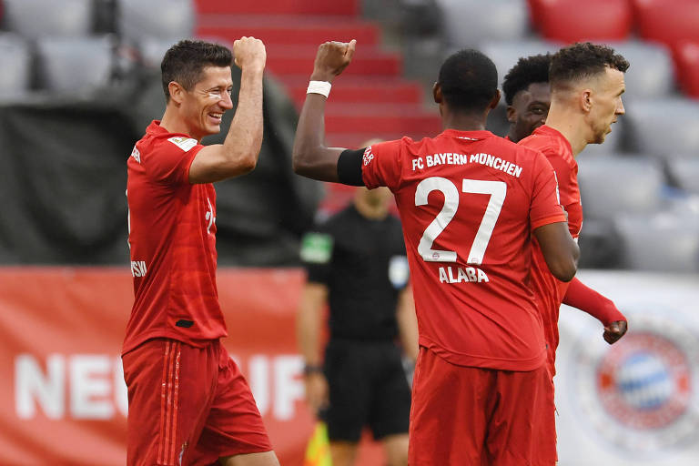 Robert Lewandowski comemora gol na goleada do Bayern com David Alaba
