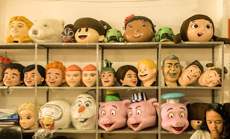 Fábrica de fantasias que parou a sua produção para confeccionar máscaras de tecido para o uso na pandemia da covid 19, na região norte de São Paulo