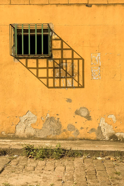 Sombra de janela  na região do porto de Santos