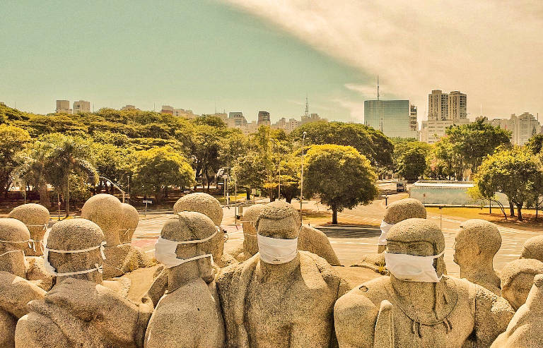Máscaras cobrem estátuas do Monumento às Bandeiras, do escultor Victor Brecheret, na região da Vila Mariana