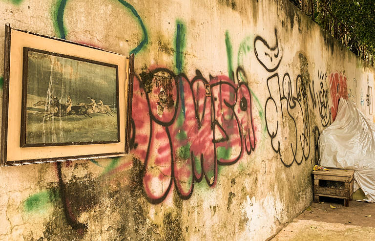  Quadro pendurado em muro no bairro de Higienópolis, região central de São Paulo