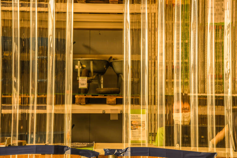  Atendente atrás de proteção acrílica na loja Leroy Merlin, zona Oeste de São Paulo