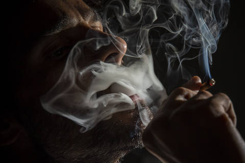 SÃO PAULO, SP, BRASIL, 23.05.2020 - Homem fumando maconha; Aumento abusivo de álcool e drogas cresce na pandemia do novo coronavírus. (Foto: Adriano Vizoni/Folhapress)