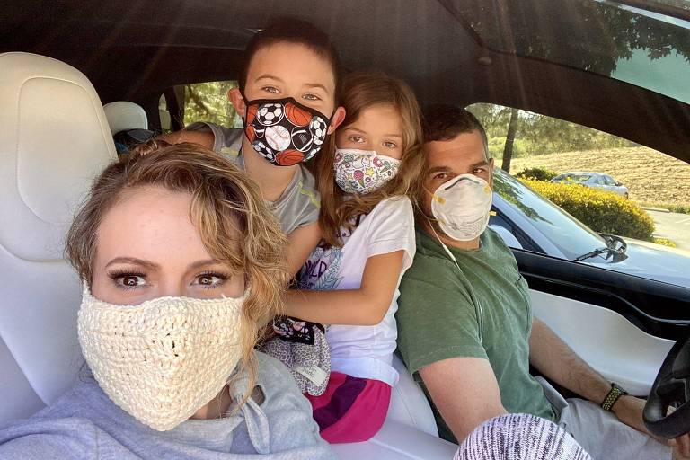 Alyssa Milano publicou foto usando máscara de crochê com sua família