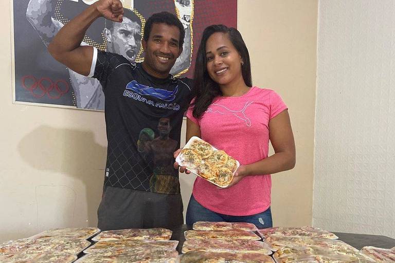 Sem boxe na pandemia, Esquiva Falcão entrega pizzas feitas pela esposa