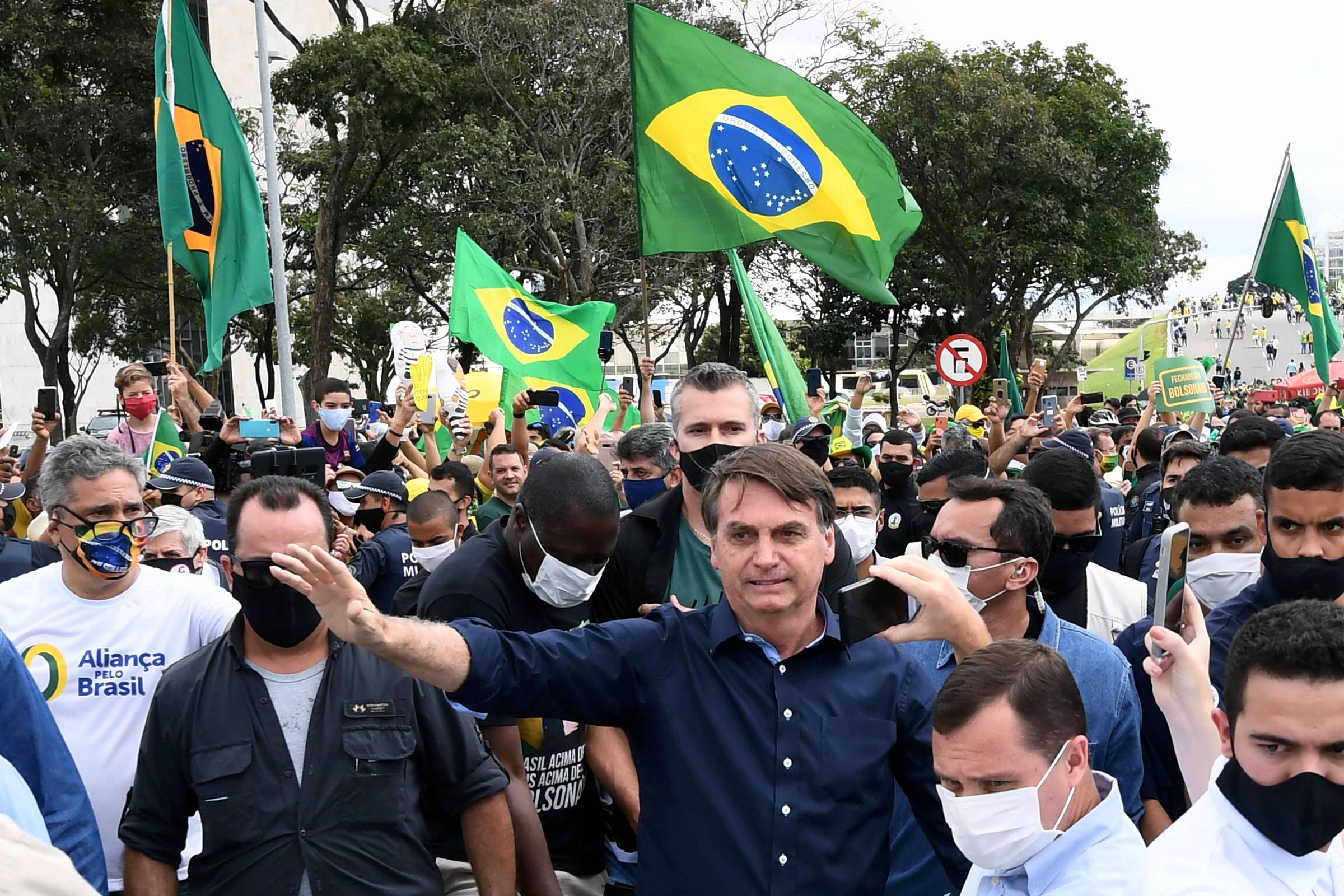 Menor e mais radical, bolsonarismo desafia ordem democrática