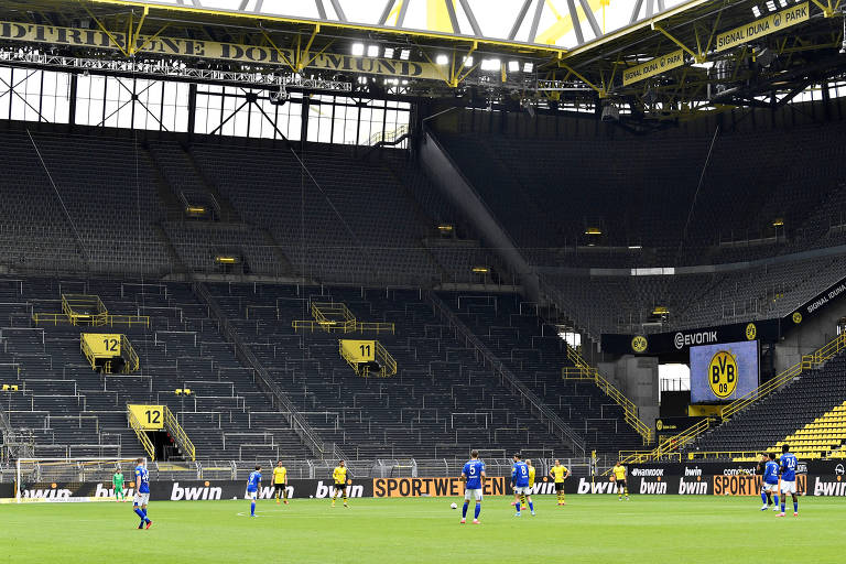 Ao fundo, atrás de um dos gols, o setor conhecido como Muralha Amarela no Signal Iduna Park, casa do Borussia Dortmund