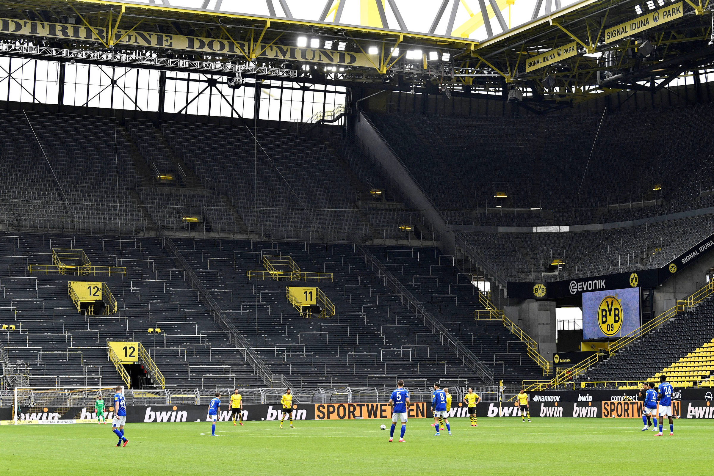 Gol de futsal, tá? 👏🏻 Bela triangulação do @Borussia Dortmund A @Bu