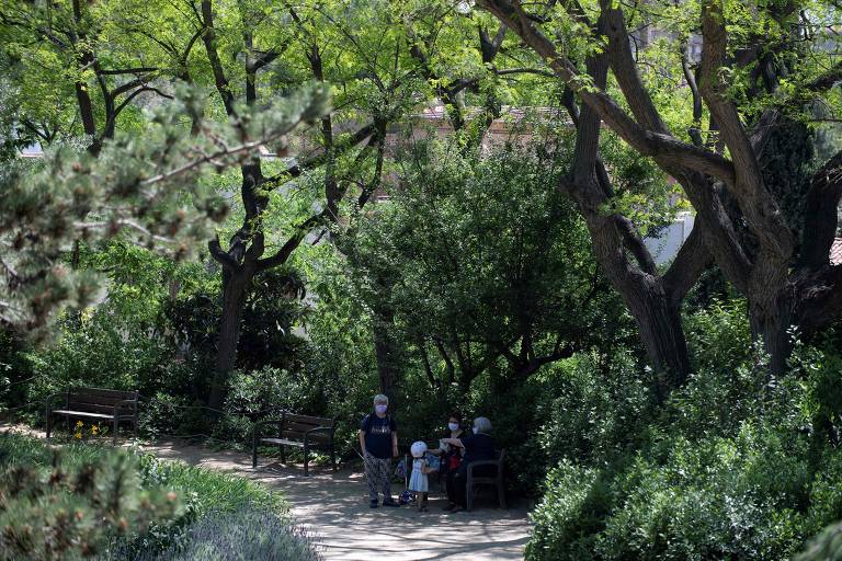 Visitantes no parque Guell, em Barcelona, usam máscaras; moradores já podem passear pelos parques e praias da cidade