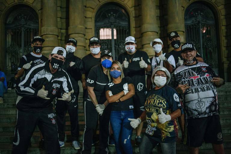 O Departamento Social da organizada Gaviões da Fiel, junto com voluntários filiados à torcida, entregam doações de cestas básicas, marmitas, roupas, cobertores e água para pessoas em situação de rua no centro de São Paulo