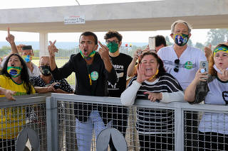 Bolsonaristas xingam jornalistas no cercadinho do Alvorada