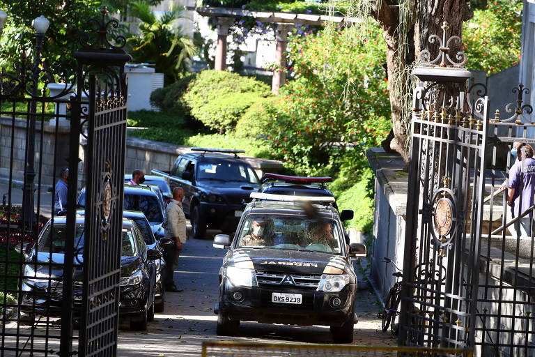 Carros da PF chegam ao Palácio das Laranjeiras, residência oficial de Witzel, nesta terça