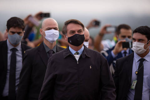 BRASILIA, DF,  BRASIL,  25-05-2020, 08h00: O presidente Jair Bolsonaro cumprimenta apoiadores ao sair do palácio da Alvorada na manhã de hoje. (Foto: Pedro Ladeira/Folhapress, PODER)