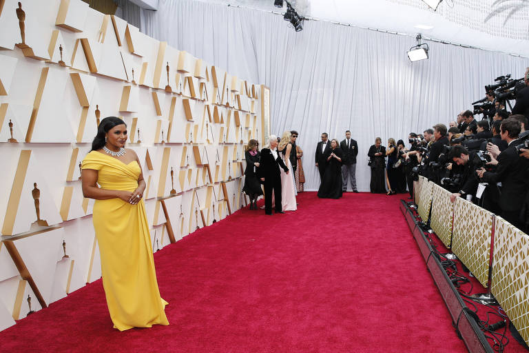 Atriz, roteirista e produtora Mindy Kaling posa para fotos no tapete vermelho da 92ª cerimônia do Oscar 