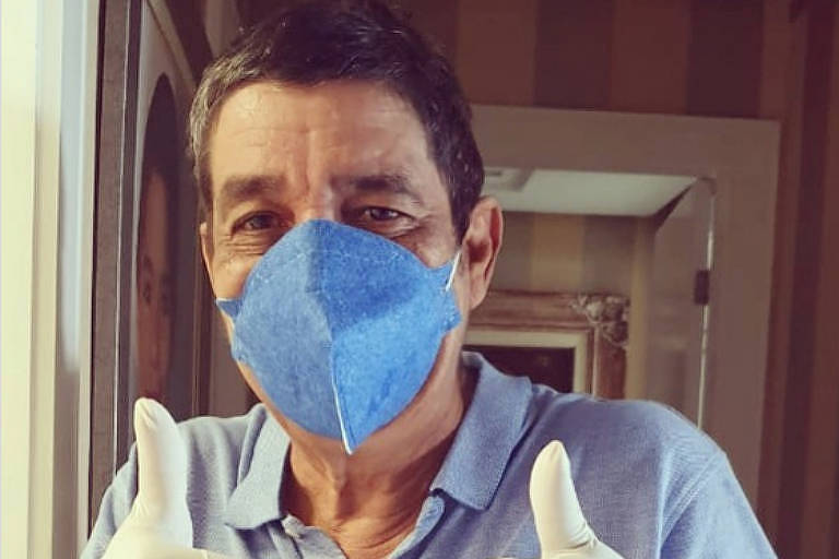 O cantor Zeca Pagodinho usa máscara e luvas para alertar sobre os perigos do novo coronavírus