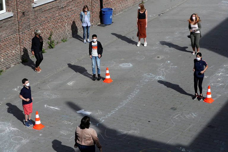 Estudantes e professores usam máscaras e praticam o distanciamento social na volta às aulas de uma escola primária em Jumet, na Bélgica