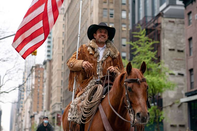 Couy Griffin, fundador do grupo Cowboys por Trump, passeia a cavalo no centro de Nova York 