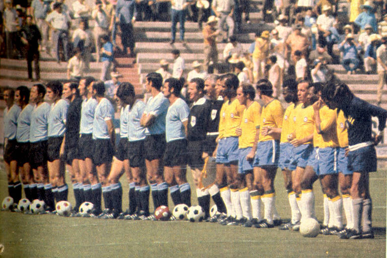 Jogadores do Uruguai e da seleção brasileira perfilados para a execução dos hinos antes do confronto válido pela semifinal da Copa do Mundo de 1970, no México