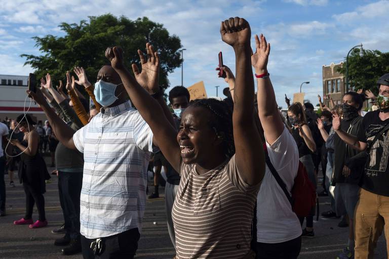Manifestantes protestam contra a violência policial em Minneapolis

