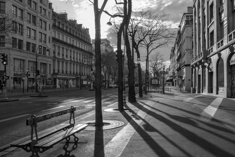 Ruas vazias em Paris, agora e no passado