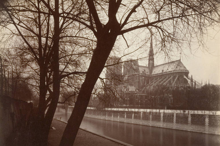 A catedral de Notre-Dame, ao fundo, em imagem feita no início do século 20