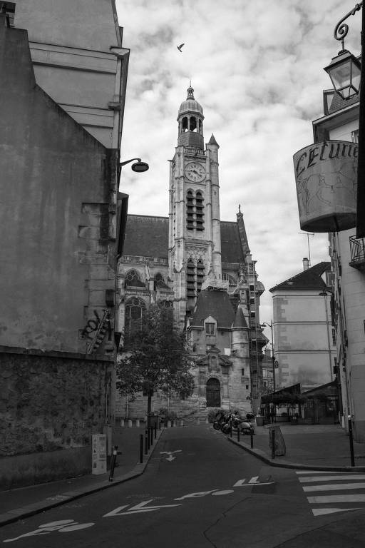 Igreja de Saint-Étienne-du-Mont ao fundo, em abril de 2020