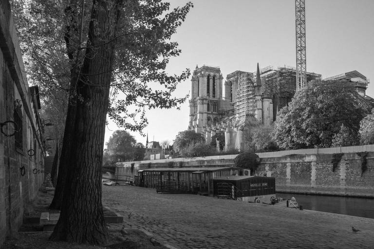 A catedral de Notre-Dame, ao fundo, em abril de 2020