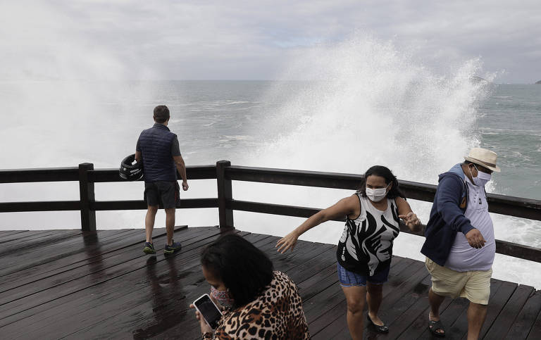 Rio tem mar agitado; veja fotos de hoje