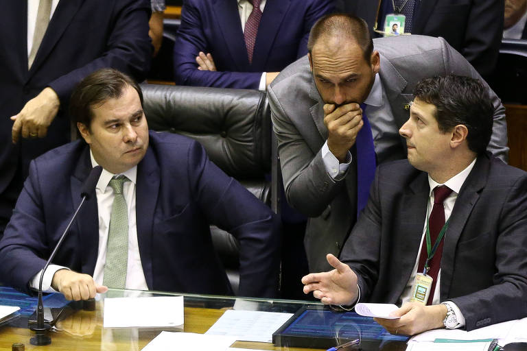 Os deputados Rodrigo Maia e Eduardo Bolsonaro (ao centro), em sessão em 2019