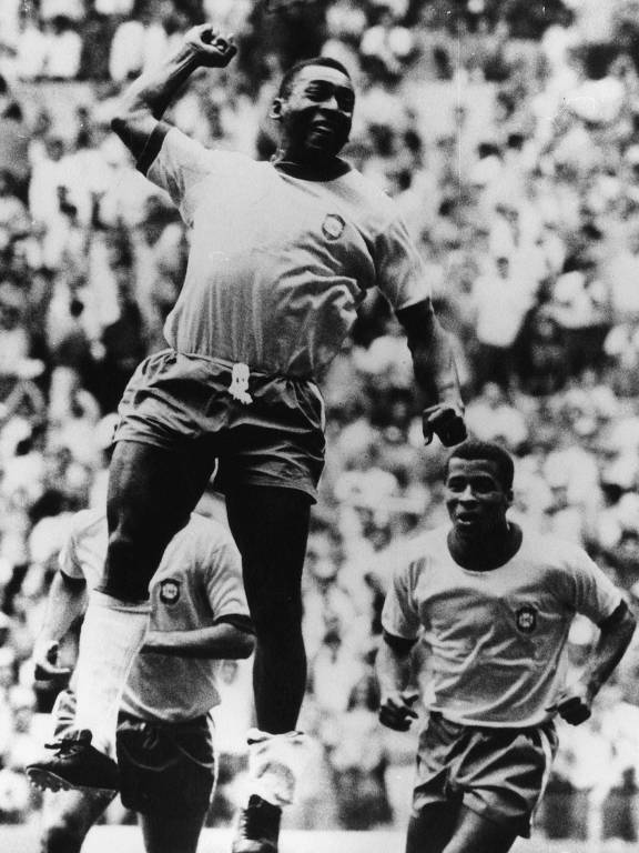 Pelé soca o ar para comemorar seu gol na vitória da seleção brasileira sobre a Tchecoslováquia, por 4 a 1, no estádio Jalisco