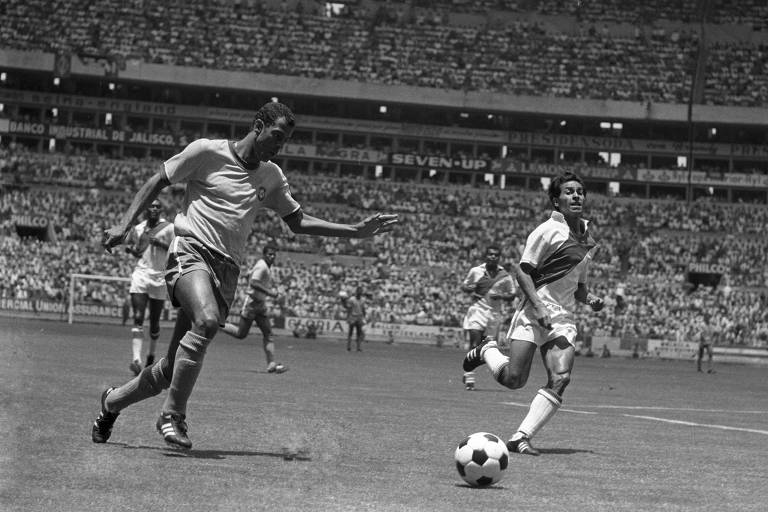 O lateral direito e capitão da seleção brasileira, Carlos Alberto Torres, prepara-se para cruzar a bola na partida contra a equipe do Peru
