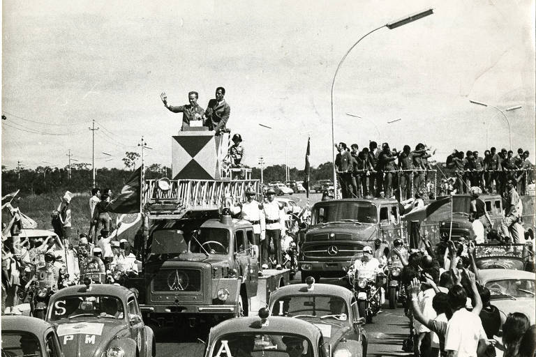 Seleção brasileira é recebida nas ruas de Brasília. No alto, à esquerda, o técnico Zagallo, e, ao seu lado, Carlos Alberto Torres, lateral e capitão da equipe