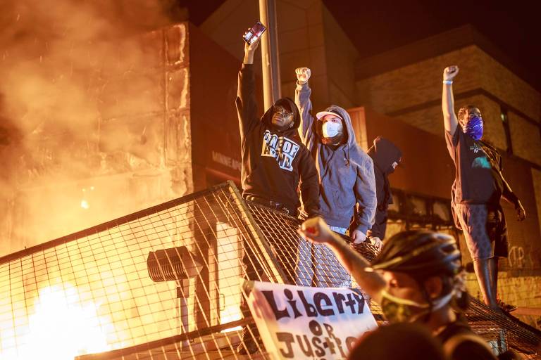 Protestos violentos contra morte de negro sufocado por policial se