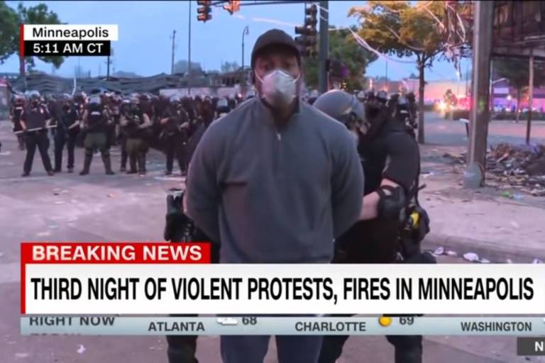 Omar Jimenez, repórter da CNN, algemado durante cobertura de protestos em Minneapolis, nos EUA