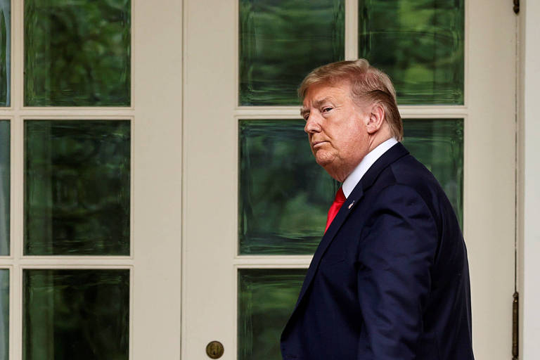 Donald Trump abandona entrevista coletiva enquanto repórteres faziam perguntas, nos jardins da Casa Branca, em Washington