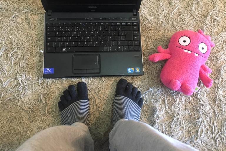 Ensaio mostra como ficam as pernas, parte que não precisa aparecer em eventuais reuniões corporativas virtuais, durante o período de home office