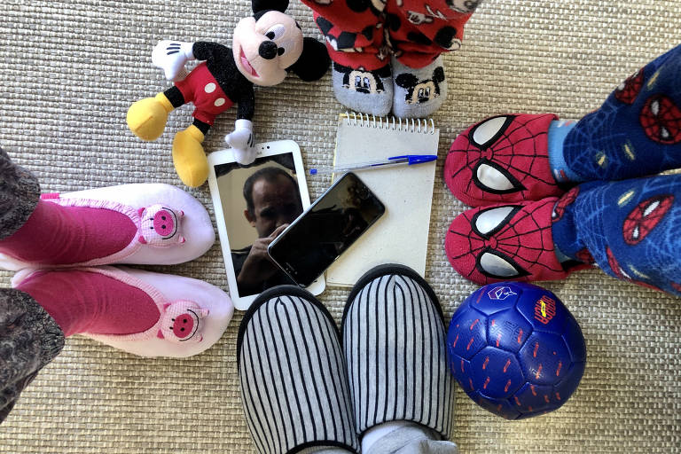 Ensaio mostra como ficam as pernas, parte que não precisa aparecer em eventuais reuniões corporativas virtuais, durante o período de home office