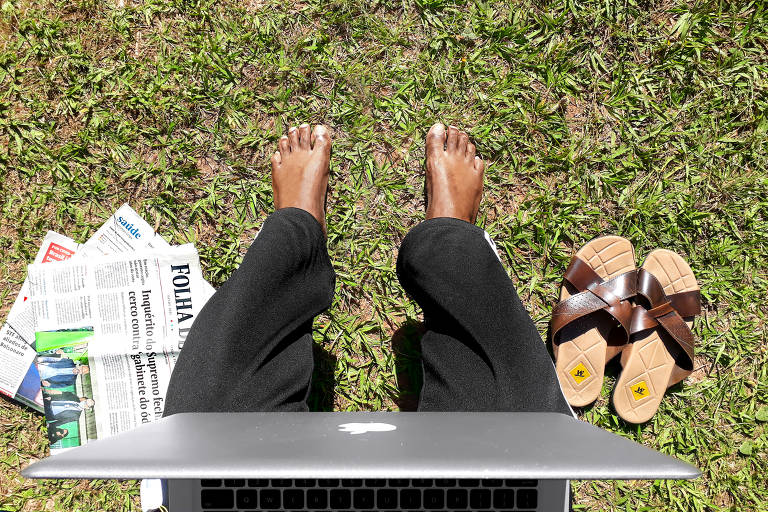 Ensaio mostra como ficam as pernas, parte que não precisa aparecer em eventuais reuniões corporativas virtuais, durante o período de home office