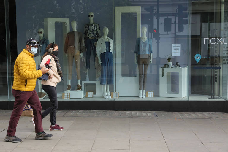 Pessoas em frente a uma loja de roupas em Londres; próximas coleções deve ter quantidade de modelos reduzida