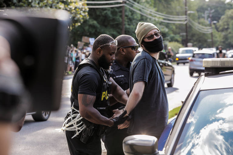 Um homem é detido em frente à residência do governador do estado da Geórgia durante protesto contra a morte de George Floyd 