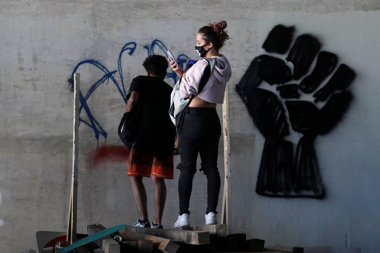 Manifestantes protestam em Minneapolis, Minnesota, onde um homem negro desarmado, George Floyd, foi morto por um policial branco 
