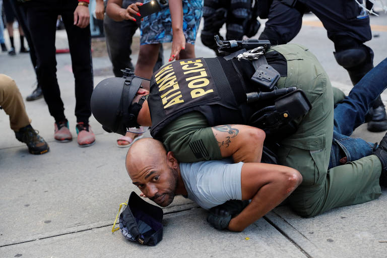 Homem é detido por policiais em Atlanta, Geórgia, durante protesto contra a morte de George Floyd