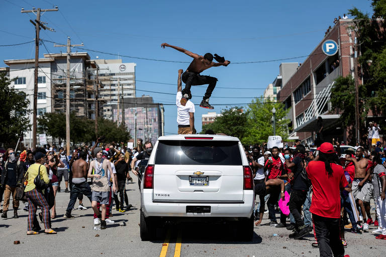 Manifestantes pulam em cima de carro durante ato contra a morte de George Floyd em Clumbia, na Carolina do Sul