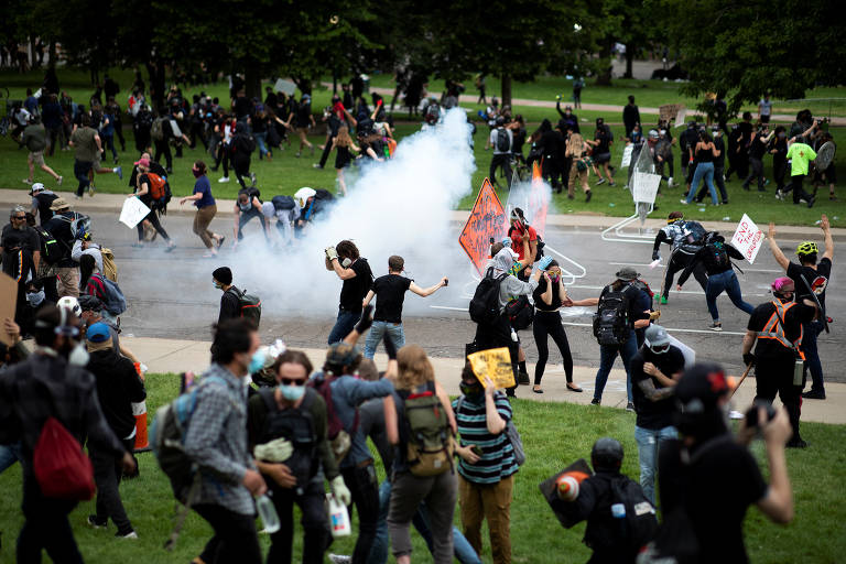 Manifestantes correm após polícia atirar bombas de gás lacrimogêneo em Denver, no estado do Colorado